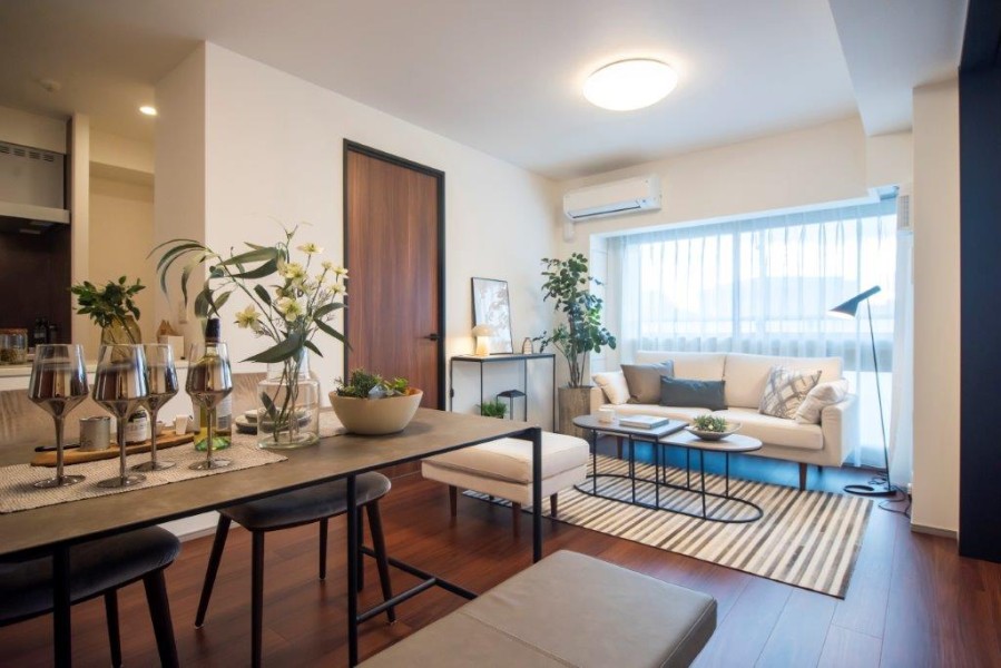 南西向きの窓から心がほっとする陽光が注がれるリビングダイニングです。開放感を安らぎを享受したのびやかな住空間です。ご家族団らんのひとときを大切に、より快適にお過ごしいただけます。