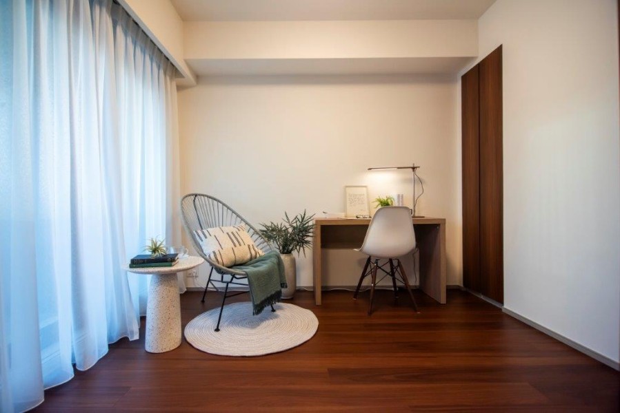 南西向きのバルコニーに隣接した差し込む光が心地よい洋室2です。リビングに隣接しているので、お部屋全体がまとまりのあるお洒落な空間に統一しやすいお部屋です