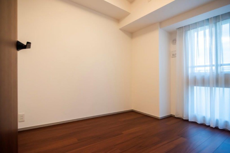 暖かな光が差し込む洋室3です。趣味や仕事に集中できるお部屋として、ワークスペースにぴったりです。