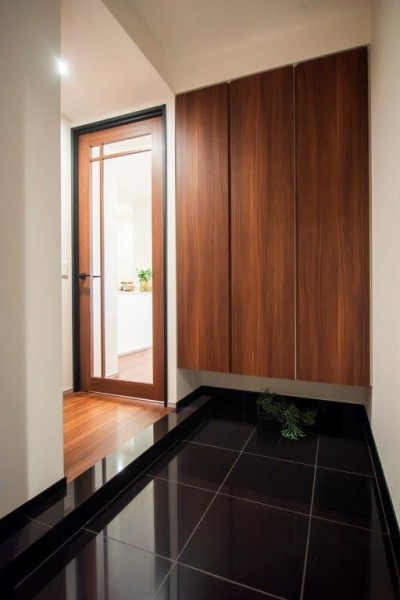 シックで落ち着いた高級感漂う玄関です。玄関には頼もしい収納力をもつシューズボックスがあるので、ご家族みなさんの靴もたっぷり収納できそうです。