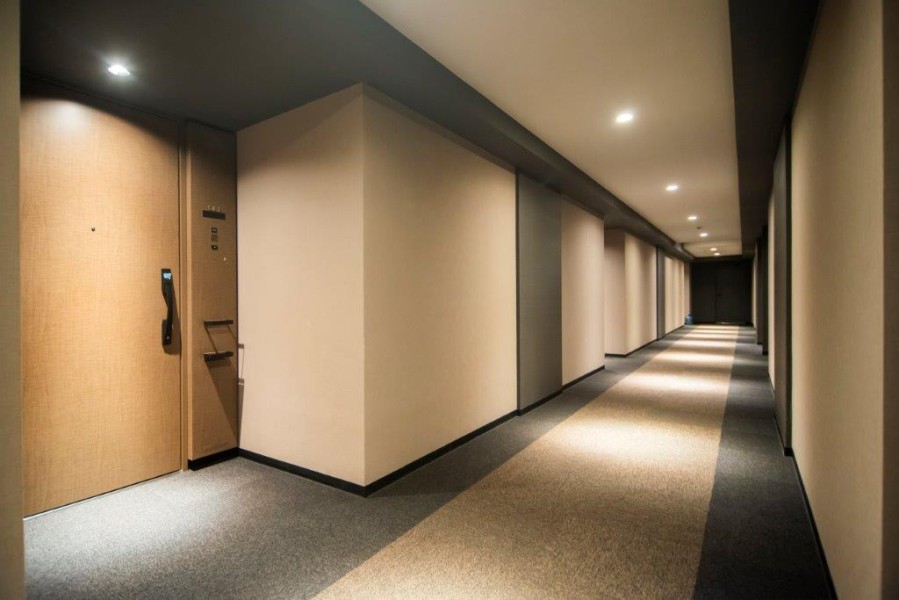 まるでホテルのような玄関扉が格調高い住まいであることを証明しています。ラグジュアリーな雰囲気の内廊下は、住む方に高い満足感を感じていただけます。