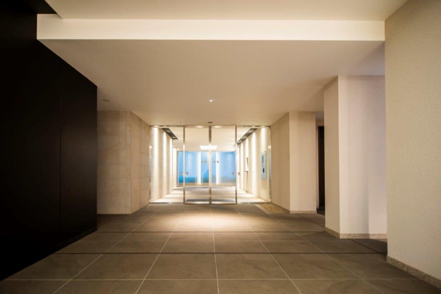 モダンで清潔感が溢れるエントランスです。お手入れが行き届いた綺麗な共用部が、安らぎに満ちた暮らしへ誘います。