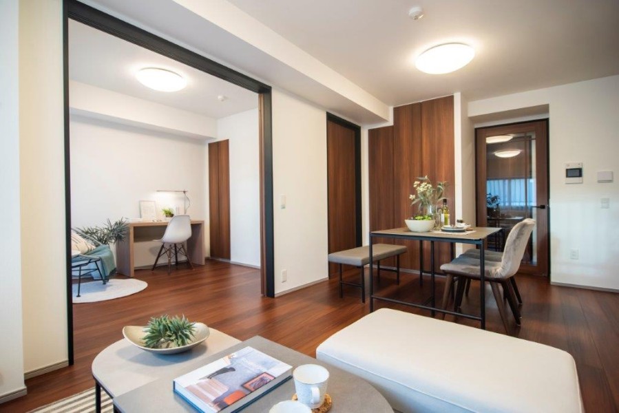 隣接する洋室を開放するとフラットに広く室内を快適に活用いただけるので、ご家族や友人との楽しい時間をお過ごしいただけます。