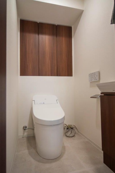 TOTO製ウォシュレット一体型のトイレは、お掃除の手助けをしてくれる便利機能が搭載されています。毎日使う場所だからこそ、清潔感と使いやすさを考慮した空間です。