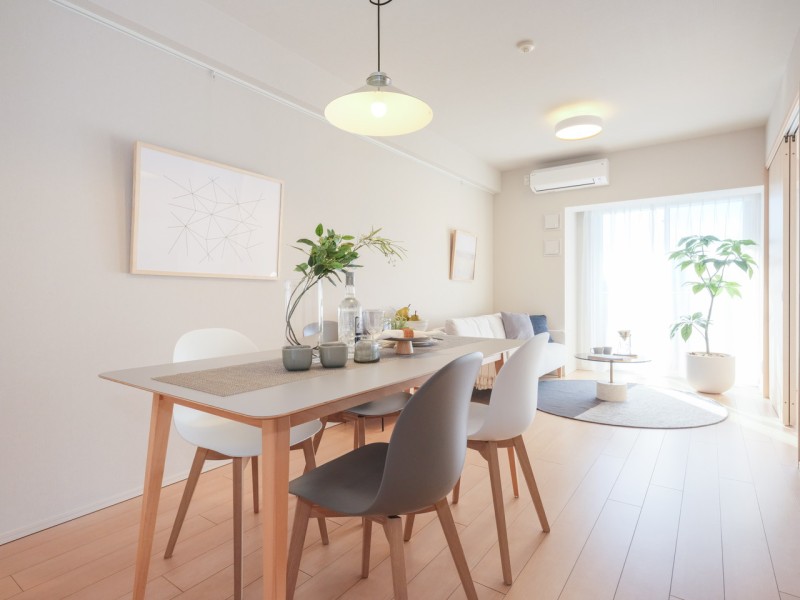 南向きの暖かな陽光が注がれるリビングダイニングは、開放感と安らぎを享受したのびやかな住空間です。ご家族とゆったりとくつろぎの時間をお過ごしいただけます。