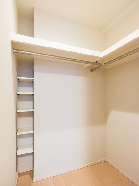 洋室1のウォークインクローゼットにはハンガーパイプ、可動棚が備わっています。衣類や鞄はもちろん、小物類もしっかりと収納していただけます。