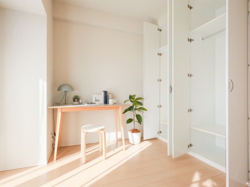 洋室2には、２つのクローゼットで心強い収納スペースを確保しました。明るいお部屋なので、ワークスペースとしても快適に活用いただけます。