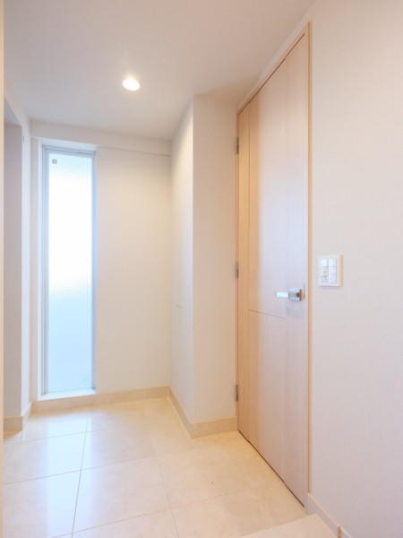 明るくゆとりあるシューズインクローゼット付きの玄関です。窓から光が差し込む明るい玄関が、住まいの顔になってくれます。