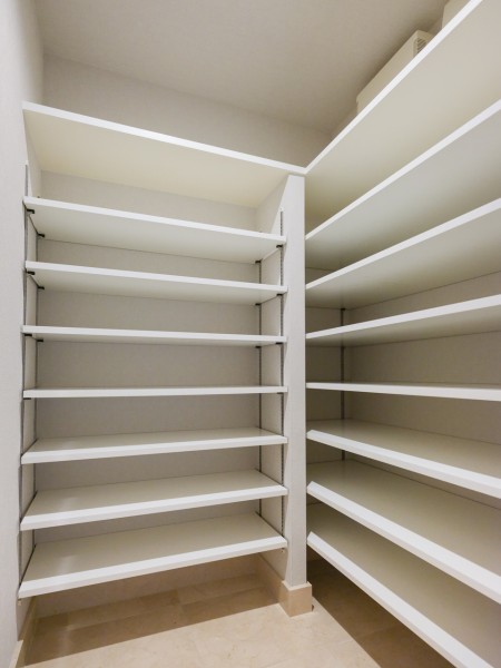 玄関にはシューズインクローゼットが備え付けです。収納するものによって高さが調整できる可動棚が便利です♪