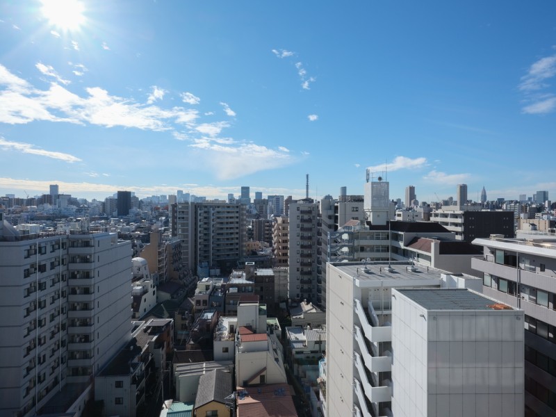 ビル群の隙間からのぞく青々とした空を望める眺望です。遠くの天気もよく見え開放感が溢れるひととき。季節ごとの空の色を愉しみリフレッシュするのも良さそうですね。