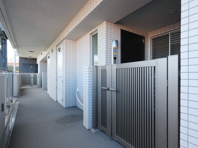 ポーチ付きでプライバシーが守られた玄関前です。プライバシーを守ることもでき、防犯の観点からも安心することができます。