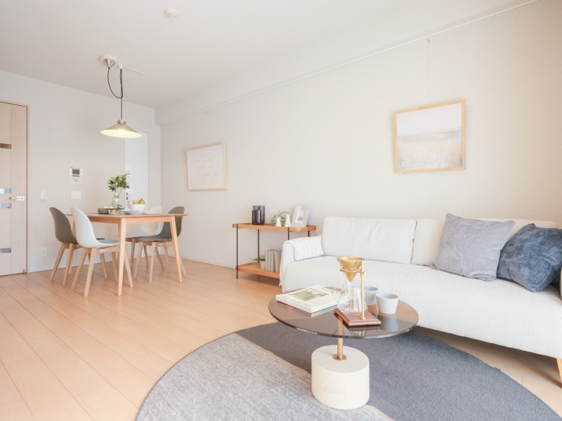 心がほっとする陽光が注がれるリビングダイニングのピクチャーレールには、壁を傷つける心配なくお気に入りのアートやグリーンを飾りインテリアをお楽しみいただけます。