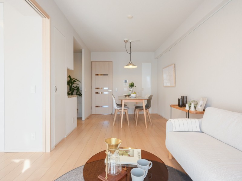 リビングは床暖房付きで1年中快適にお過ごしいただけます。居心地の良いリビングはシンプルで洗練された佇まいを感じさせるお部屋で、快適な暮らしが叶う住まいです。