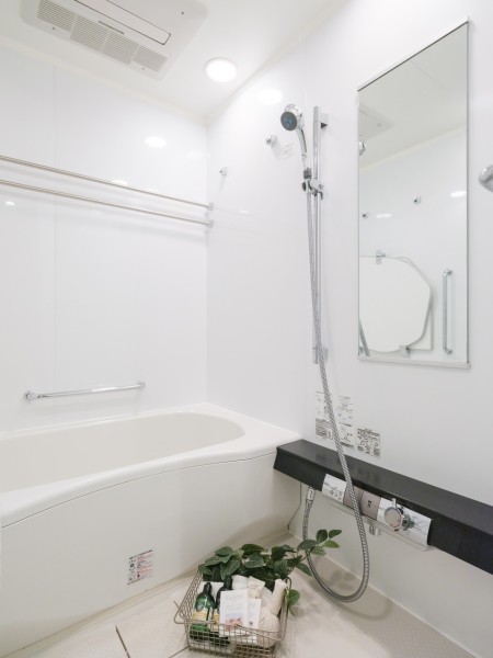白を基調とした清潔感のあるバスルームです。暖房・涼風・換気・乾燥機能付きで1年中快適なバスタイムをお楽しみいただけます。