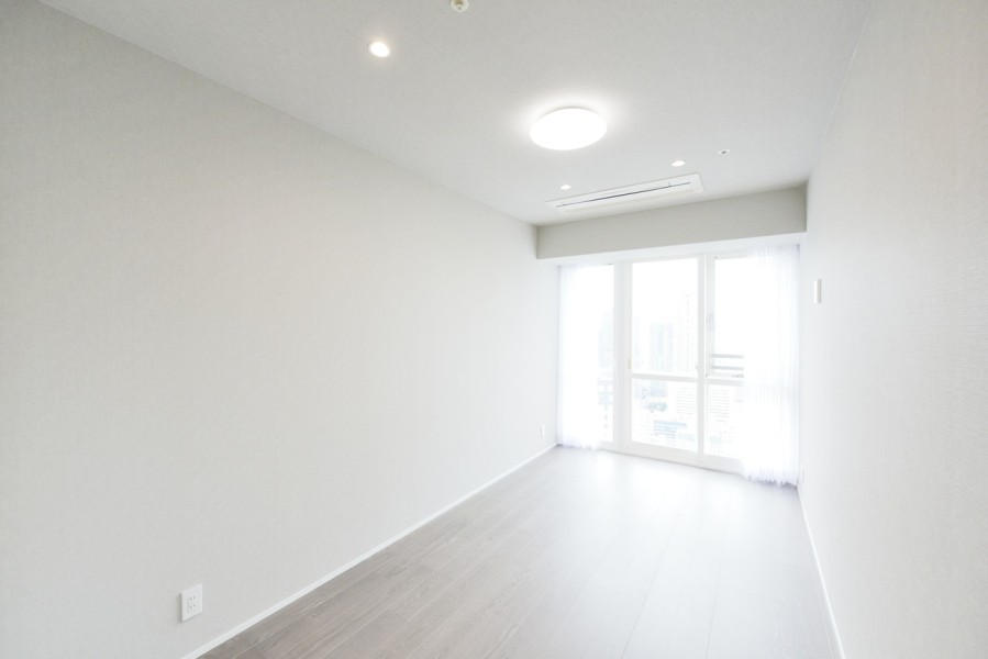 洋室2（約7.0帖）は大きな窓から優しい光が入るお部屋です。凹凸が無いので、家具の配置もしやすく広々と使えます。