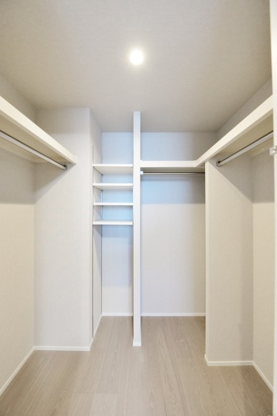 洋室3にはハンガーパイプに枕棚、好みの高さに調整できる棚を備え付けたウォークインクローゼットを設置しました。衣類から小物類まで収納しやすくなっています。かさばりがちなアウターや礼服等の収納にも便利です。