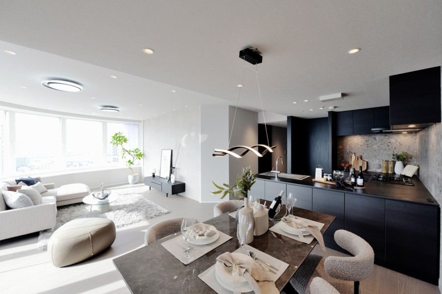 広々とした約30.5帖のLDK、南向きですので明るく気持ちの良い空間が広がります。二重サッシですので断熱効果もあり、冷暖房効率を高めてくれます。