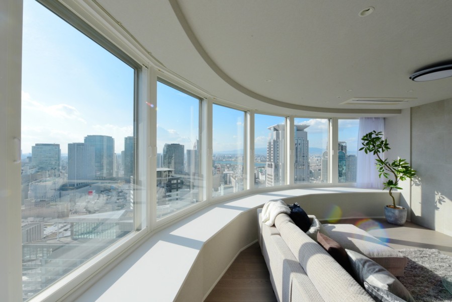 弧を描いた一面の窓ガラスから飛び込んでくるダイナミックで力強い梅田の街を眺めることができます。LDKには床暖房を完備しており、南向きの暖かい光でお部屋を快適にしてくれます。