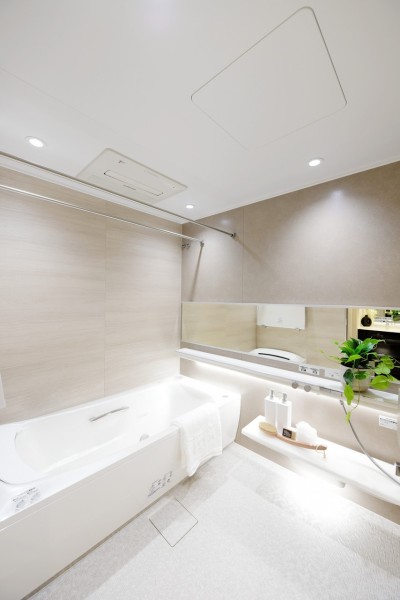 TOTO製ファーストクラス浴槽SYNLAの1620サイズを採用致しました。肩楽湯・腰楽湯完備で、ゆったりとした安らぎのバスタイムを過ごせます。浴室暖房乾燥機完備で一年中快適にご使用頂けます。