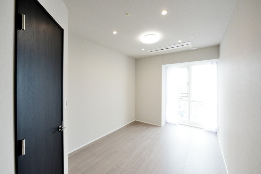 洋室1（約7.3帖）はシンプルな内装で、落ち着いて心や体を休めることができる主寝室におすすめです。シンプルな内装なので、お好みの空間を演出できます。ウォークインクローゼット備え付けです。