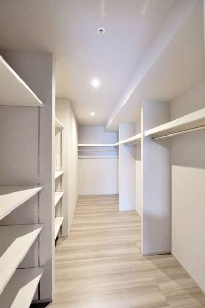 洋室1には大容量のウォークインクローゼットを設置しました。ハンガーパイプに使い勝手の良い棚をそなえつけ、かさばりがちなアウターから小物類までたっぷりと収納できます。居室を広々使用できます。