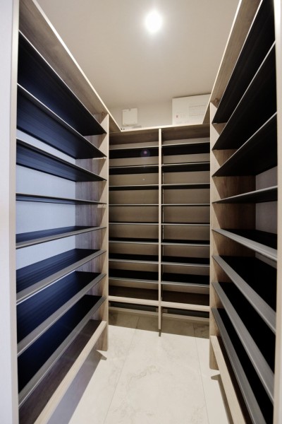 玄関には大容量のシューズインクローゼットを設置しました。家族の靴もたくさん収納できるので、玄関はすっきりと整頓された空間が保てます。