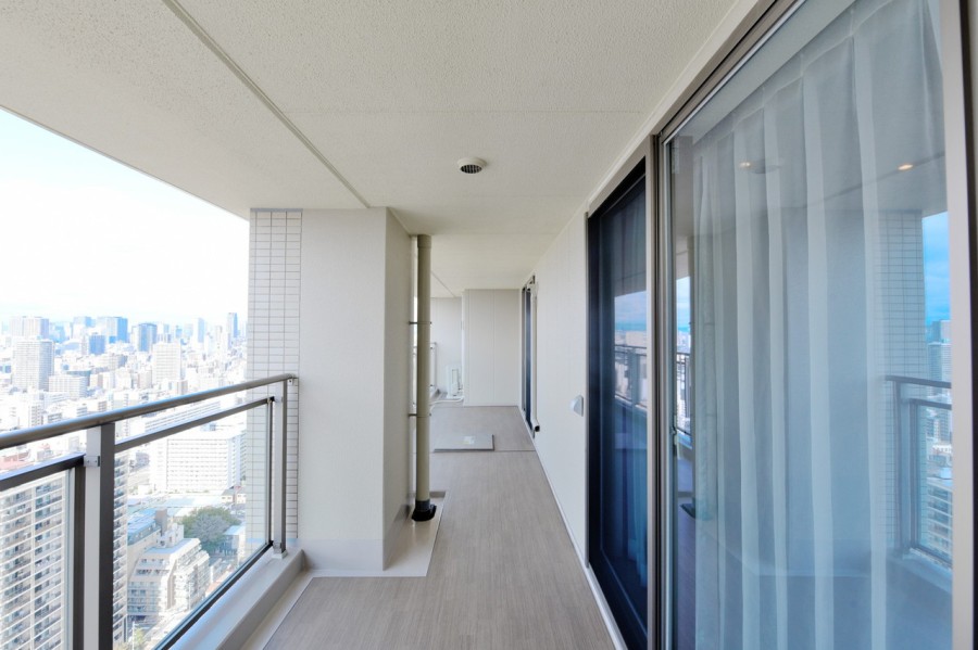 31階部分の北西角住戸、陽当たり・眺望良好です。前面を遮るものは無いので、遠くまで見渡せる開放感ある眺望が目の前に広がります。時間を忘れて遠くの景色を眺めたくなる空間です。