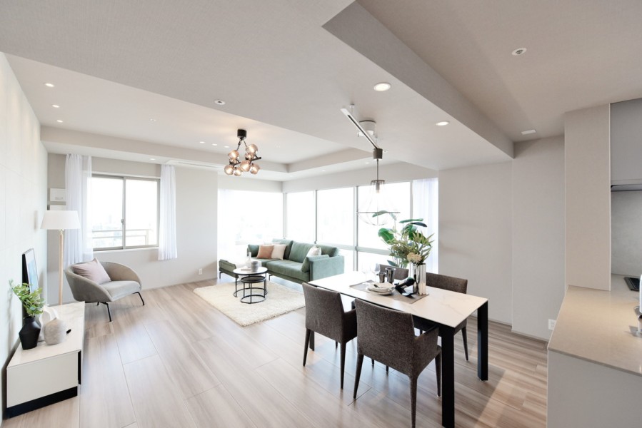 2面採光でコーナー窓のダイレクトウインドウを備え、お部屋の中からでも素敵な眺めを堪能出来ます。全面リノベーションだから叶う、贅沢な内装になりました。細部にまでこだわった内装を是非現地でご覧下さい。