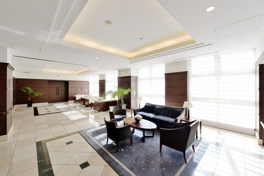 31階建て免震タワーマンションです。近鉄大阪上本町駅徒歩5分、地下鉄谷町九丁目駅徒歩4分、地下鉄谷町六丁目駅徒歩9分とアクセス良好です。北側、東側に公園が隣接し、子育てもしやすい環境です。