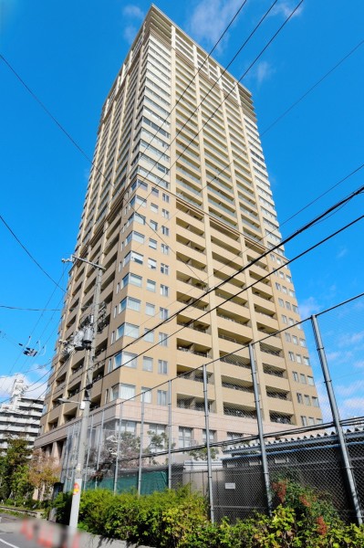 2008年建築、総戸数198戸の31階建て制震構造タワーレジデンスです。夜間は警備員巡回、コンシェルジュサービスあり、ペット飼育可能、各階ダストルームありでホテルライクな生活が送れます。