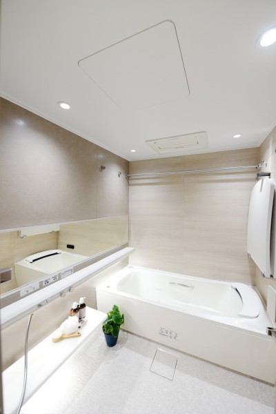 TOTO製ファーストクラス浴槽SYNLA採用致しました。肩楽湯、腰楽湯が備え付けで、日常を忘れ癒しと寛ぎを堪能出来ます。1620サイズでゆったりとした広さで日ごろの疲れを癒せます。