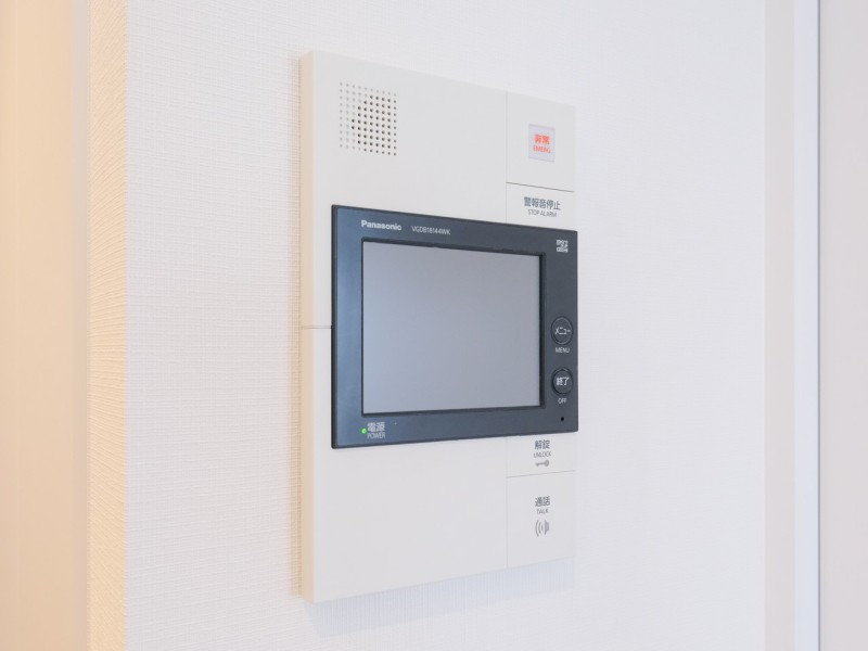 ◆TVモニター付インターホン◆訪ねてきた相手をモニター越しに確認でき、防犯対策に役立ちます。インターホン越しに話をすることが可能です。