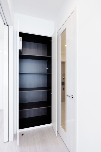 リビング入口に収納が設置されていますので、お出かけの時に取り出したいお荷物や、お掃除用品などの収納にピッタリです。お好みの高さに調整して使用可能です。