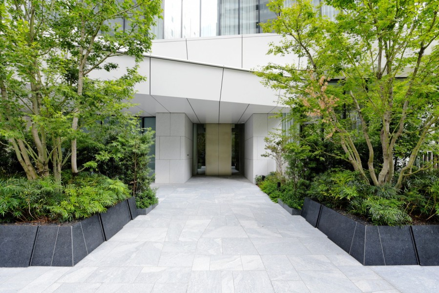 49Fにはザ・ペントハウス、27Fにはラウンジ27とフィットネスルーム、ミーティングやビジネスシーンにも利用できるボードルーム、2Fにはワーキングブースを備えています。各施設の予約はオンラインで行えます。