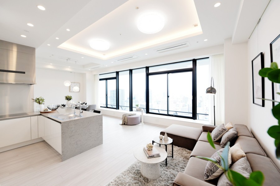 リビングに入った瞬間に目に飛び込んでくるダイレクトフルワイドウィンドウからのパノラマ眺望が魅力的なお部屋です。大阪を象徴する堂島川、中之島公園、大阪城を望む眺望をお部屋から楽しむことができます。