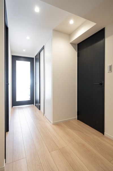 玄関からリビングダイニングキッチンへ続く廊下です。ゆとりがある空間は、リビングからの光を取り込んだ明るいスペースです。
