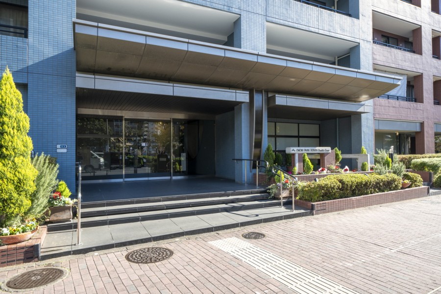 可愛らしく綺麗に整えられた植栽が迎えてくれるエントランスです♪時代に左右されず、将来にわたって価値が継続する「上質」な佇まいが安らぎに満ちた生活空間を予感させてくれます