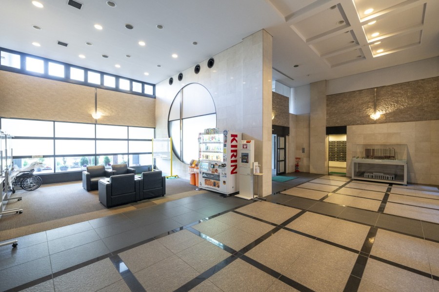 大きな窓から爽やかな光を採り入れ、清潔に保たれた広々としたマンションエントランスロビーは、グレードの高さを誇っています。