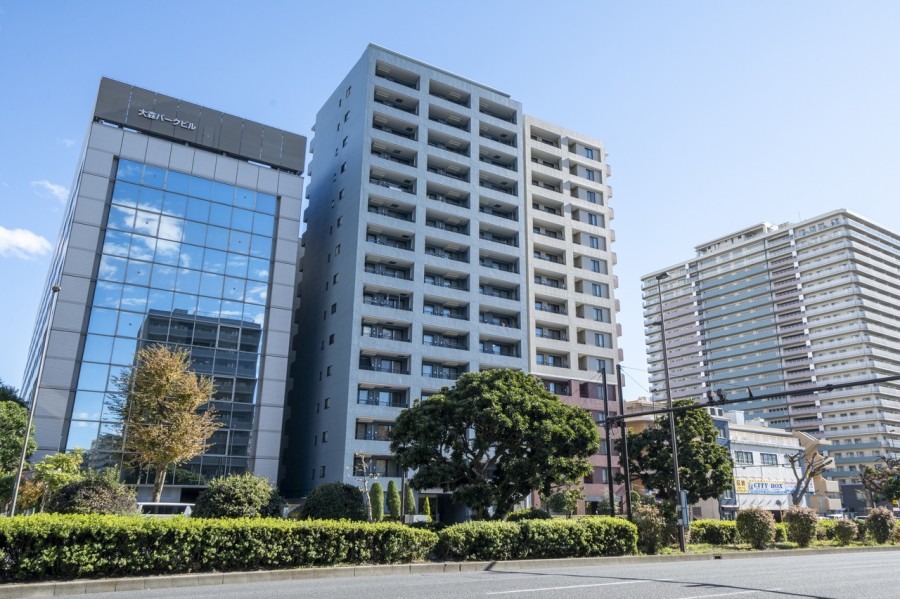 『大森海岸』駅より徒歩4分。三井不動産(株)旧分譲、鹿島建設施工の免振構造のマンションです。2022年に大規模修繕工事済み。近隣にはお買物施設や医療機関などがあり、公園も点在していて生活至便です。