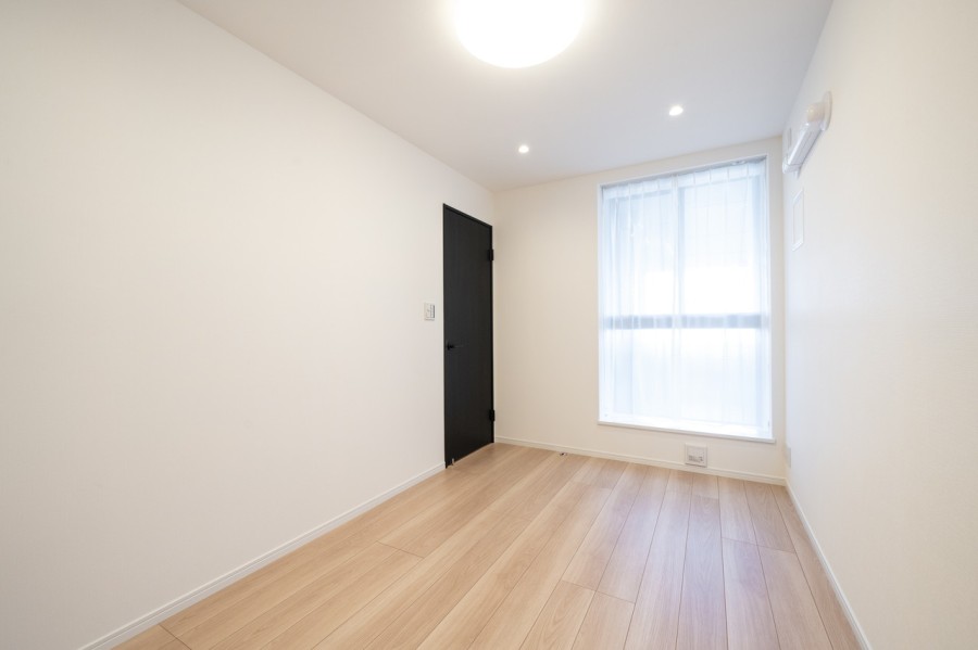 穏やかな自然光が注がれる洋室1です。大きな窓があり、明るく、過ぎゆく時間をのんびりと感じることができるお部屋です。