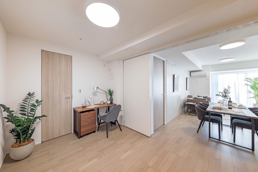 リビングに隣接した洋室2です。凹凸が少なく家具も配置しやすいので、お好みのレイアウトをお楽しみいただけます。引き戸を閉めればプライベート時間も、満喫できそうです。