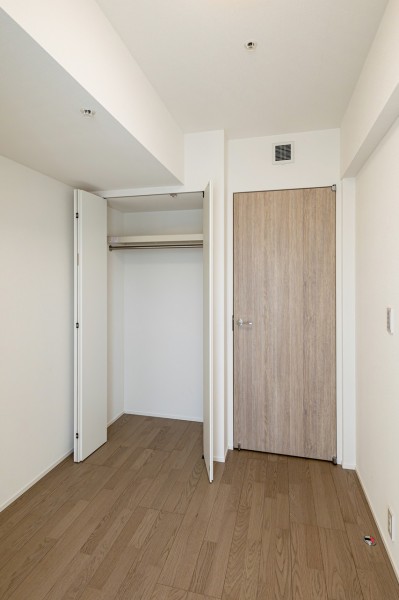 洋室3は廊下からアクセスするプライベートルームです。窓から差し込む光が、過行く時間を心地よい空間にしてくれるお部屋です。