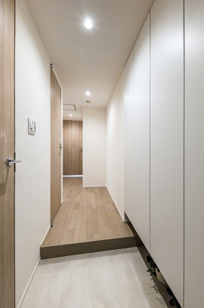 お部屋のお顔となる玄関は爽やかで明るいスペースに。照明は人感センサーなので、夜遅い帰宅時でも明るい空間が出迎えてくれます。