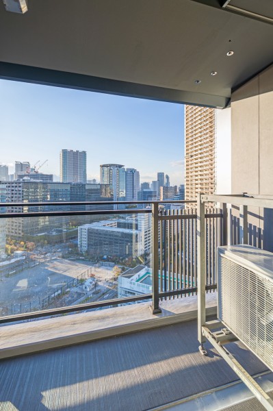 都心の刺激を間近に感じながらも、喧騒を遠ざけリラックスできるバルコニーです。暮らしに大切な光と風をめいっぱい感じることができます。