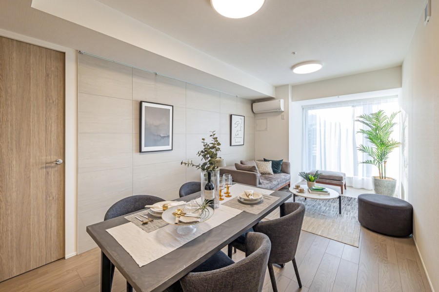 心地よい時間が流れ、明日への活力を養うことができる居心地の良いリビングダイニングキッチンです。カーテンの向こうから心地よい光が差し込み、家族団欒のひとときを快適に安らかにお過ごしいただけます。