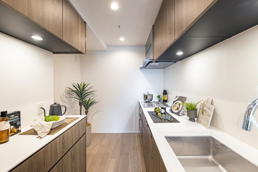 背面にはキッチンとお揃いのカップボードがあります。家電や食器等の収納に便利で、キッチンをすっきりとお使いいただけます