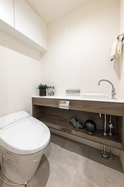 シンプルで安らぎが宿るレストルームです。LIXIL製洗浄便座付タンクレストイレを新規設置。カウンターや吊戸棚、手洗い場など有効的に使えそうな設備を備え付けました。