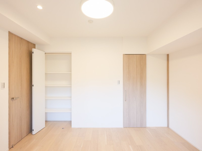 洋室1のウォークインクローゼットにはお洋服や鞄など、たっぷり収納ができ、収納棚には本やお気に入りのアイテムを飾ったりと、レイアウトを楽しんでいただけます。