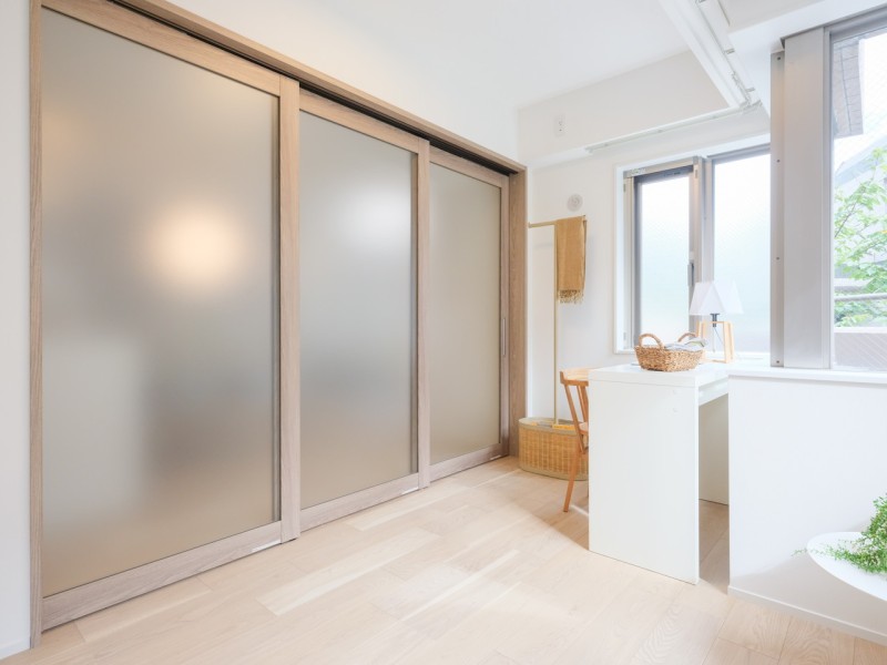 洋室2はリビングに面しており、ガラスの扉で仕切られた空間です。プライバシーを保護しながらも、家族とのコミュニケーションをしっかりとれるのでお部屋です。