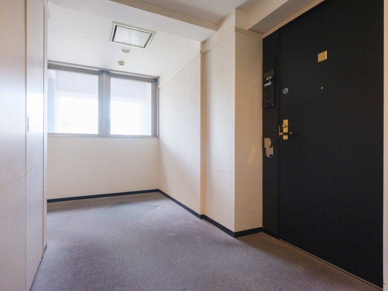 まるでホテルのような玄関扉が格調高い住まいであることを証明しています。廊下にはカーペットが敷いてあり、小さいお子様がいるご家庭や、帰宅時間が遅い方でも、足音の心配をする必要がなくなるでしょう。